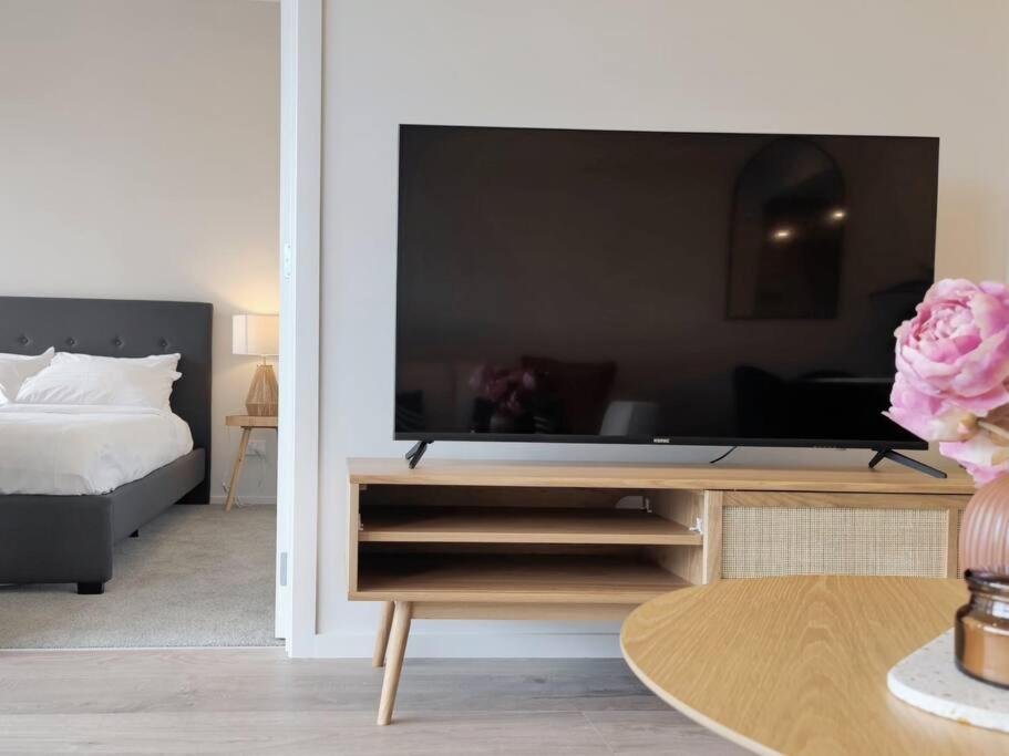 Brand New Stylish 2Br Apartment- Free Parking Окленд Экстерьер фото